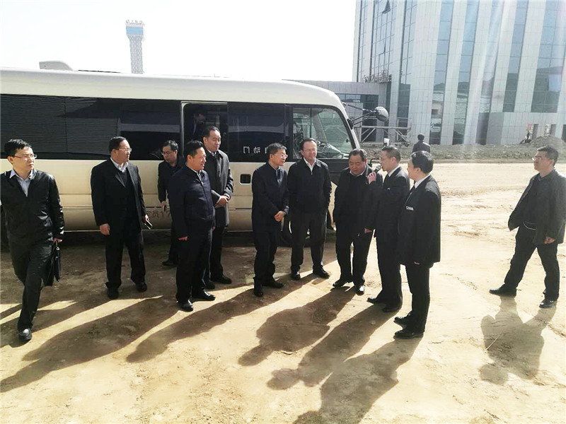 蘭州市委副書記、市長張偉文一行蒞臨新區“拉斯維加斯游戲3499伊士頓電梯”、“拉斯維加斯游戲3499澳泊智能車庫”、“拉斯維加斯游戲3499新能源汽車”