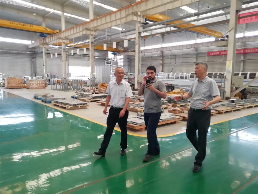 伊朗客商參觀考察蘭州新區拉斯維加斯游戲3499伊士頓電梯廠并簽訂合作協議