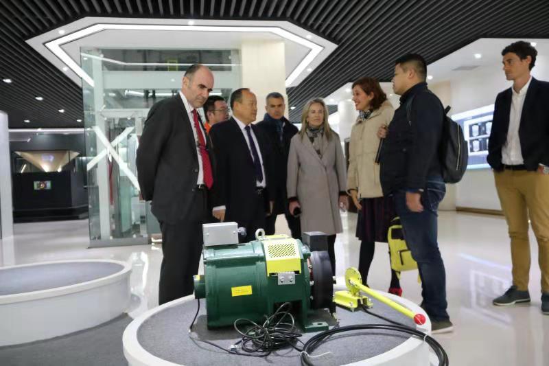 西班牙客商參觀考察蘭州新區拉斯維加斯游戲3499新能源汽車廠